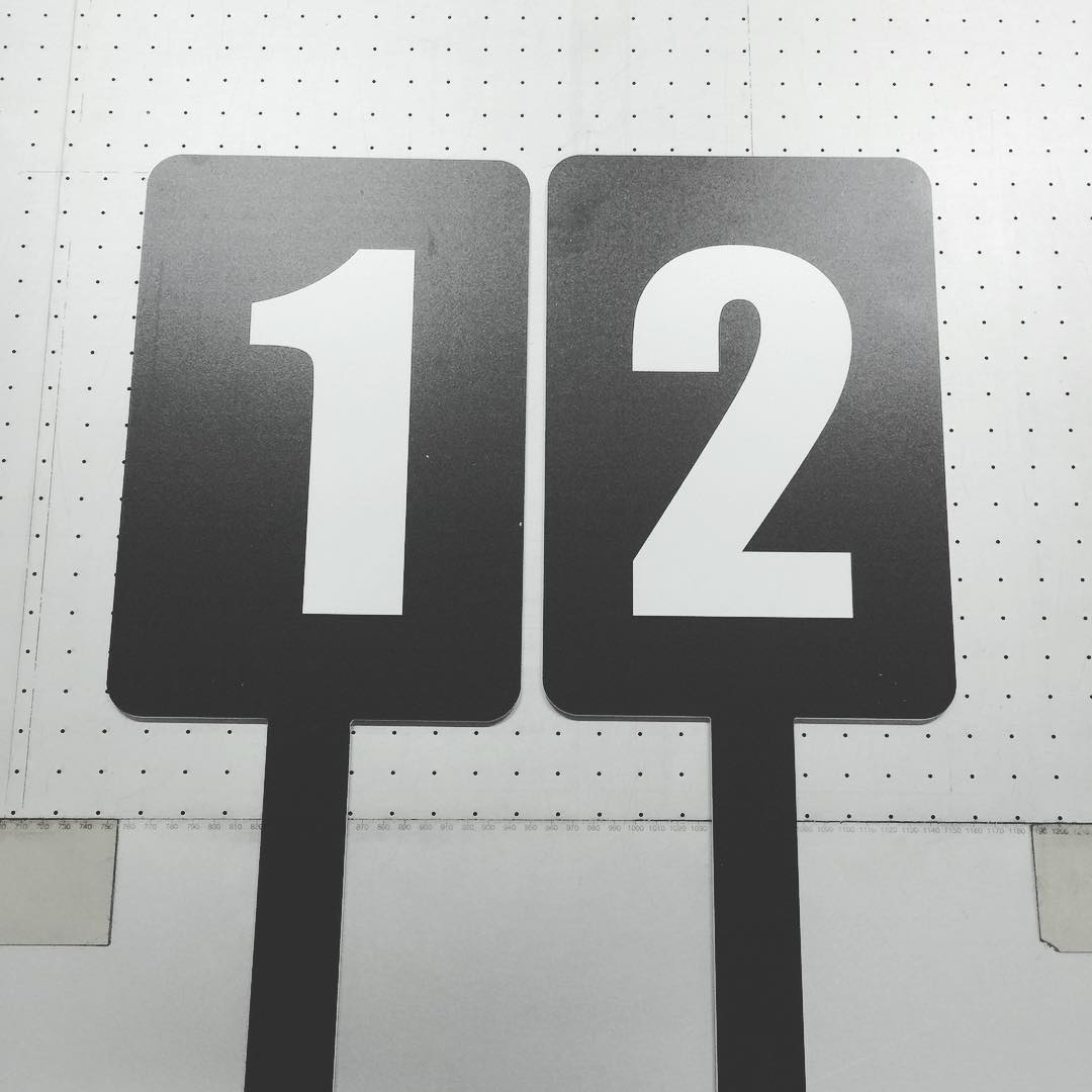 Двусторонняя табличка с ручкой, выполненная из пластика